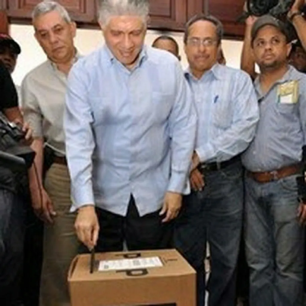 Eduardo Estrella ejerciendo su derecho al voto